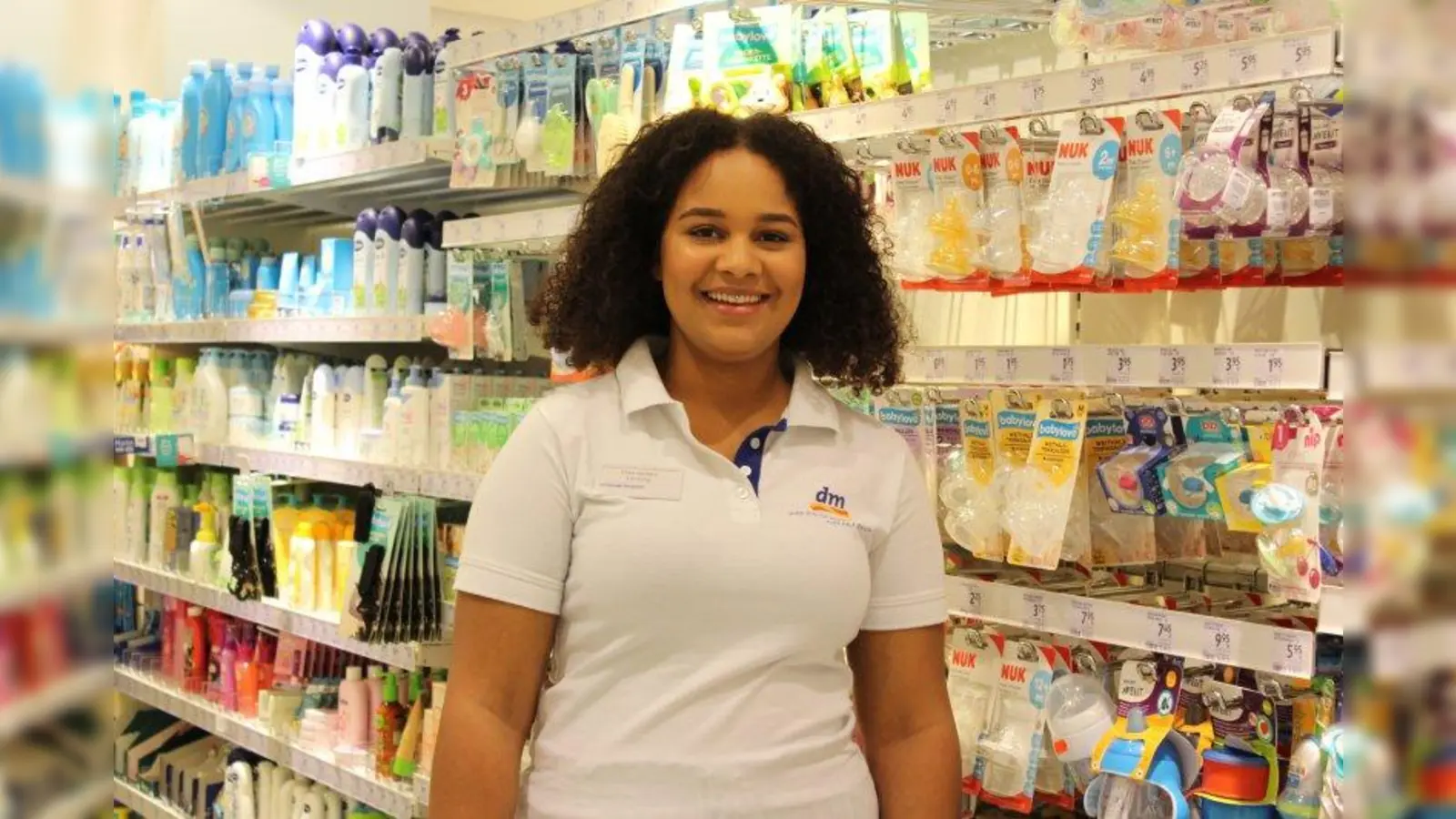 Aicha Badaro, 20 Jahre, Filiale Eching: „Am Anfang war die Filiale natürlich ganz neu für uns und wir mussten uns einarbeiten. Aber wir haben ganz schnell die Routine gefunden und als Team gut funktioniert. Alles ist sehr gut gelaufen. Weil wir alle aus verschiedenen Filialen kommen, arbeitet jeder auch unterschiedlich. Deshalb war vielleicht die Organisation der Filiale die größte Herausforderung. Wir haben uns immer gegenseitig unterstützt und konnten so viel voneinander lernen. Ich finde es schön, dass wir in der Lernlingsfiliale so viele tolle Erfahrungen sammeln konnten. Mir macht die Arbeit bei dm einfach Spaß. Das liegt auch daran, dass ich den Kontakt mit den Kunden und auch den Umgang mit den Produkten sehr mag.“ (Foto: sb)