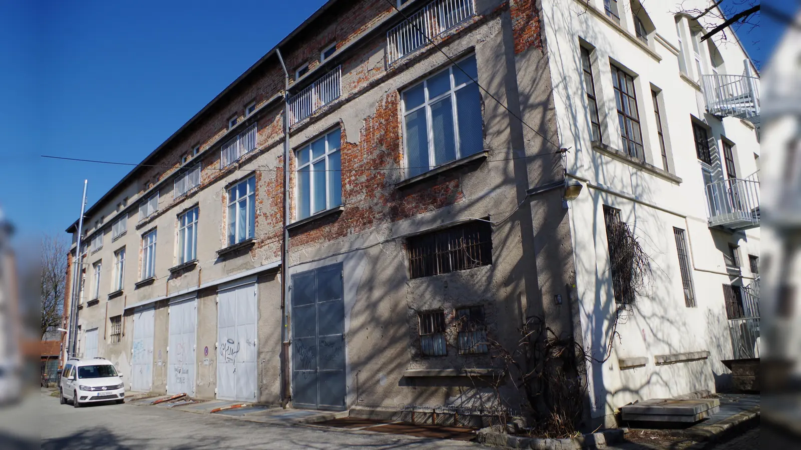 Das Atelierhaus im Kreativquartier soll im Zuge der Sanierung als Mehrgenerationenhaus für Künstler geführt werden, diesen Wunsch der dort ansässigen Künstler unterstützt der örtliche Bezirksausschuss. (Foto: Beatrix Köber)