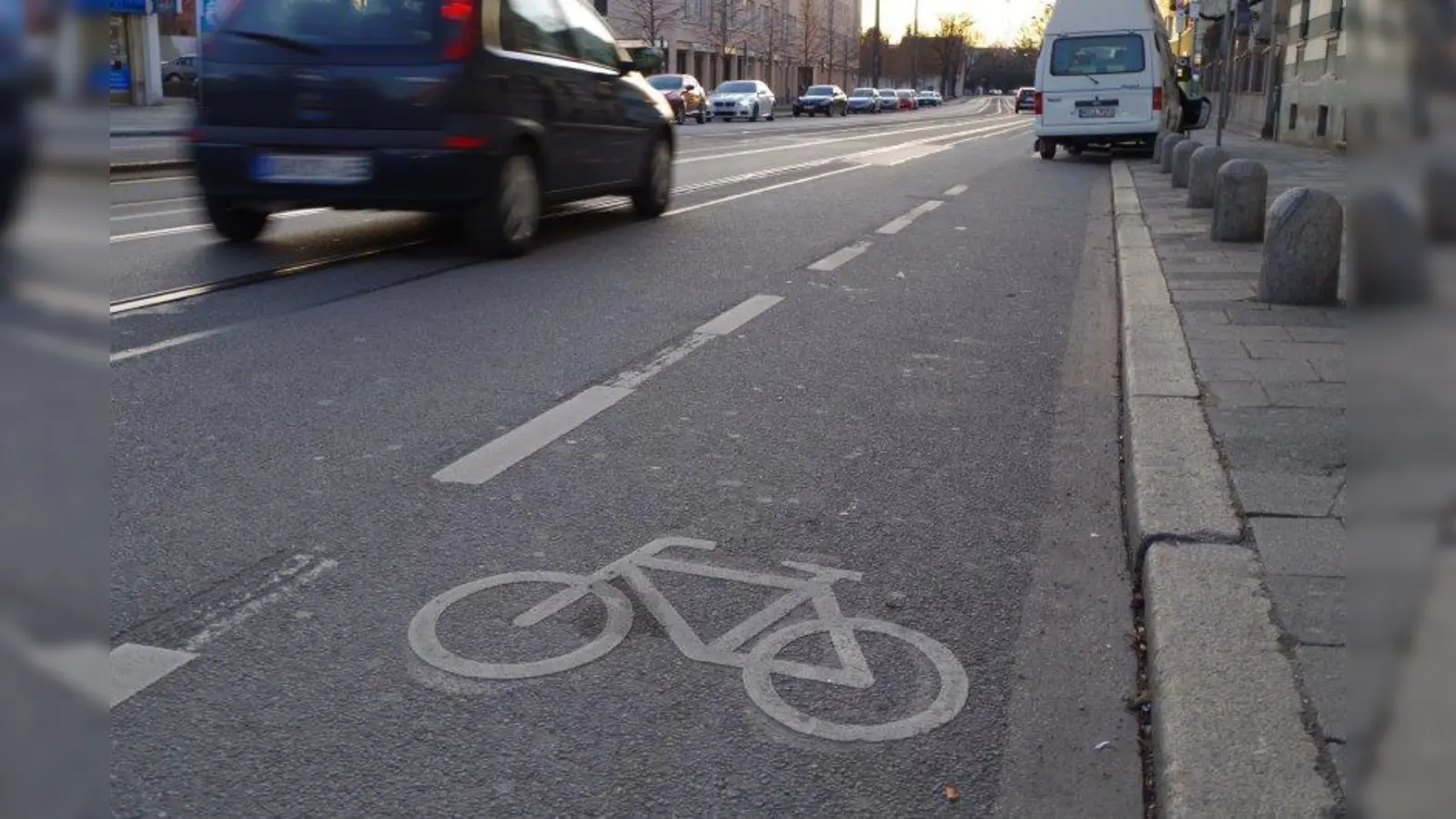 Diesen Fahrradschutzstreifen möchten die Laimer gerne verlängern, damit Radler sicherer durch die Agnes-Bernauer-Straße kommen. (Foto: kö)