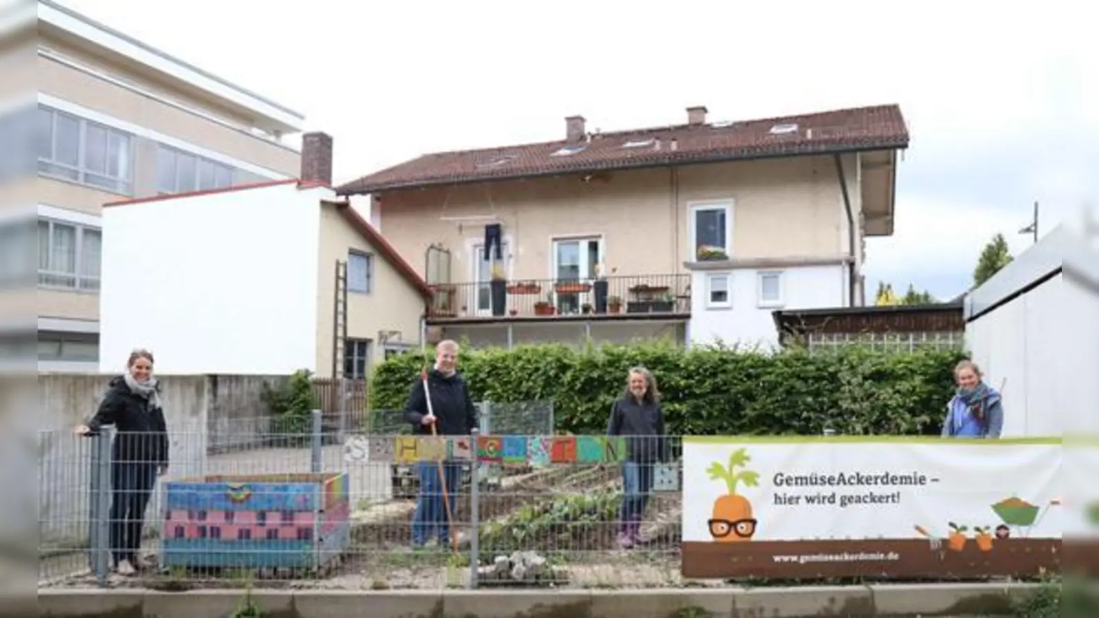 Zweiter Pflanztermin an der Grundschule in Unterföhring mit (vl. l. n. r.) Regionalkoordinatorin der GemüseAckerdemie Silvia Mayr, Anne Kösler vom Landratsamt München, AckerCoach Aurelia Fellbrich und Franziska Pretzer von der Grundschule.  (Foto: LRA Münch)