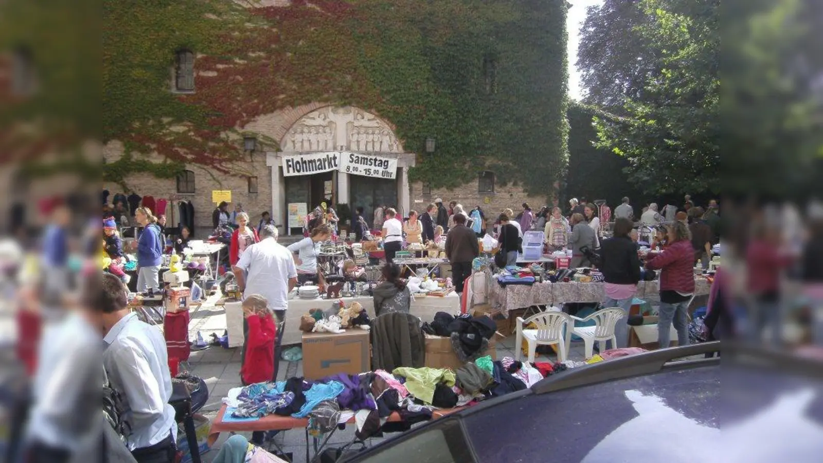 Viel los ist immer beim Flohmarkt rund um die Himmelfahrtskirche. (Foto: Klaus Geitner)