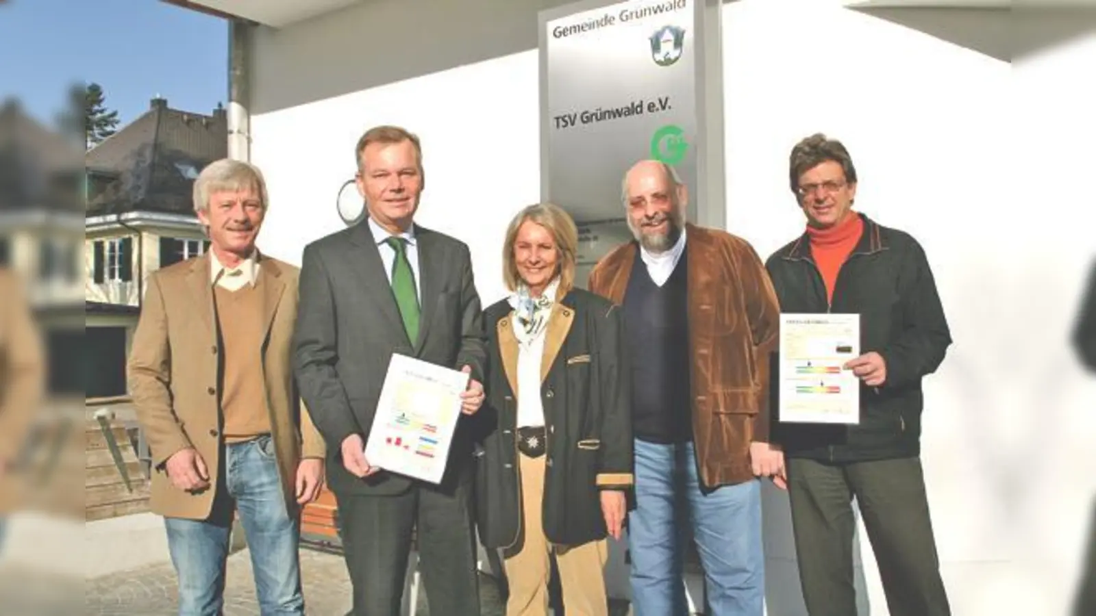 Freuen sich über den gelungenen Umbau (v. l.) Bauleiter Stephan Veit, Bürgermeister Jan Neusiedl, 1. Vorstand des TSV Christine Paeschke, 2. Bürgermeister Stephan Weidenbach und Peter Klessinger vom Bauamt.	 (Foto: hol)