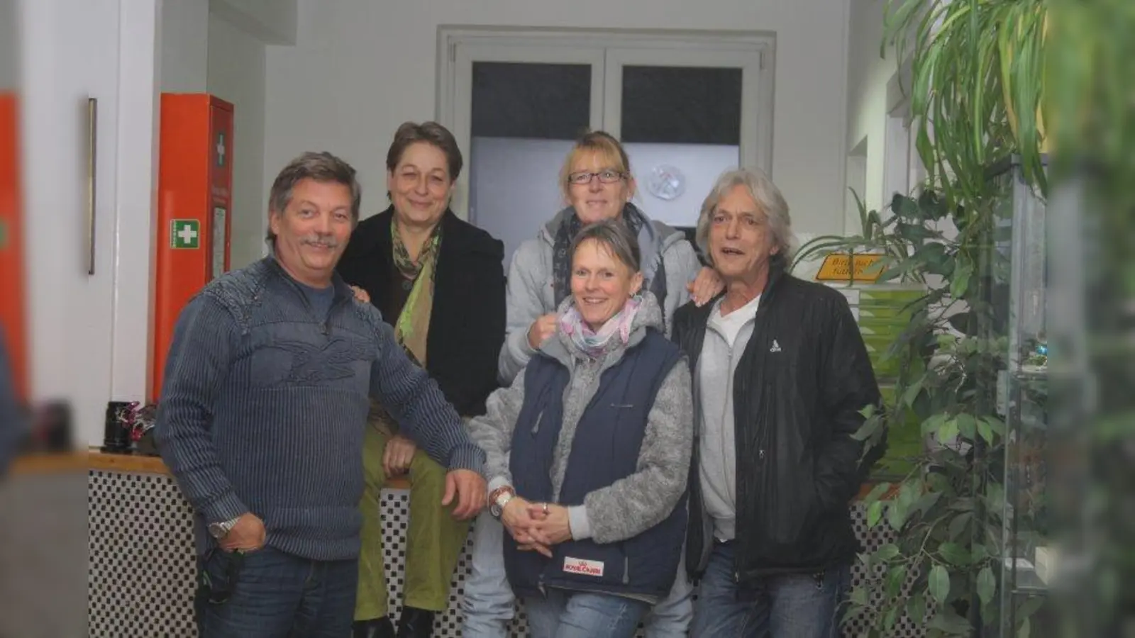 Retter in Not geratener Tiere: Judith Brettmeister (hinten l.), Brigitte Mitterhuber (hinten r.), Georg Thomas (l.), Andrea Bachmann und Stefan Heinrich. (Foto: Tierschutzverein München)