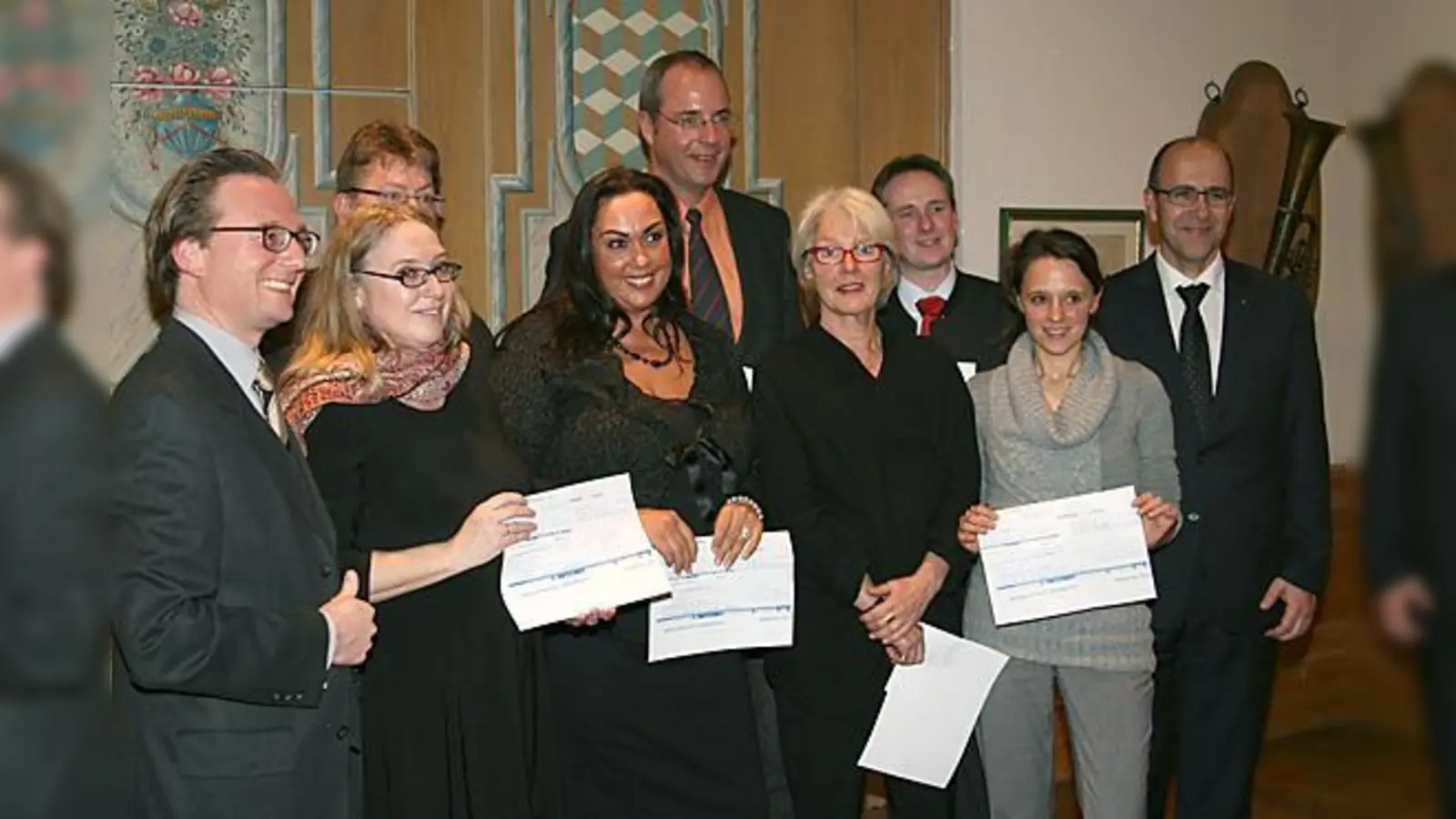 Die Mitglieder des Rotary-Clubs München-Land übergaben Spendenschecks an ausgewählte Initiativen, darunter das Projekt Safir.  (Foto: Privat)