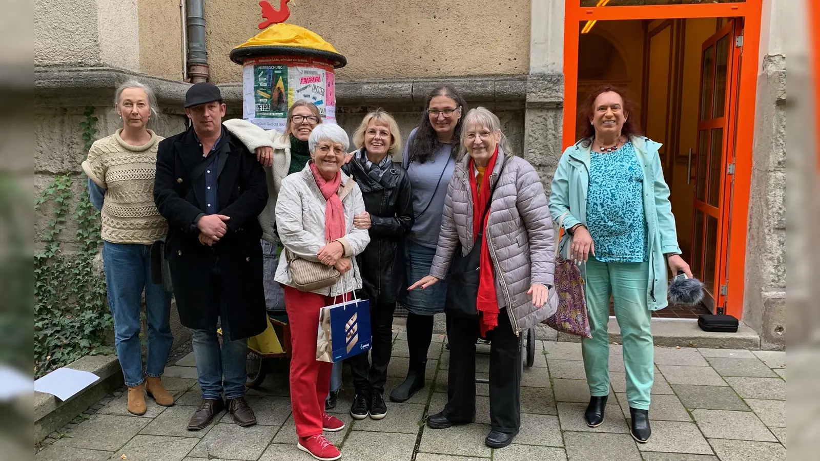 Das Umzugsteam der Poesie-Litfaßsäule (von links): Johanna Berüter, Pascal Hilgendorf, Katharina Schweissguth, Margot Häger, Madalina Sora-Dragomir, Astrid Schaper, Brigitte Obermaier und Chris Uray. (Foto: poesiebriefkasten.de)