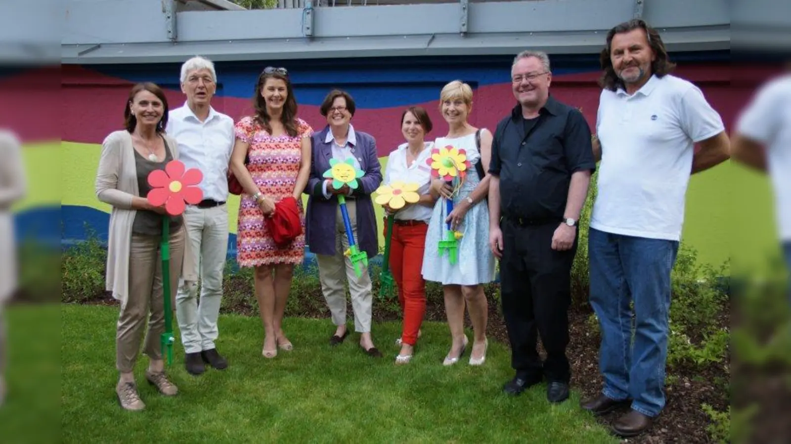 Freuen sich über die neue Krippe (von links): Dr. Karin E. Müller (Geschäftsführerin SkF), Architekt Michael Zimmermann, Astrid Paudtke und Felicitas Freifrau von Weichs (Vorstand SkF), Leiterin der Krippe Ulrike am Orde, Elke Prumbach (stellvertretende Geschäftsführerin des SkF), Pfarrer Franz Frank und Anton Maier (Werkstatt für Architektur und Gestaltung). (Foto: SH)