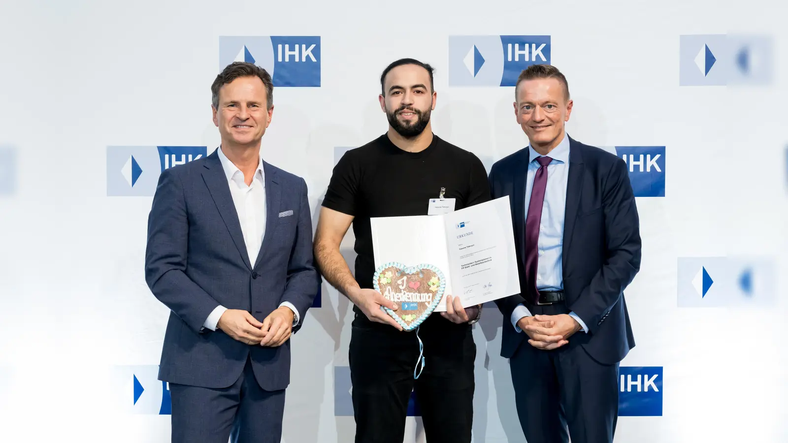 Freude bei der IHK-Anerkennungsfeier: Yassine Tebrouri (Mitte) mit IHK-Hauptgeschäftsführer Manfred Gößl (links) und Karl Straub, Integrationsbeauftragter der Bayerischen Staatsregierung. (Foto: Tobias Hase / IHK)
