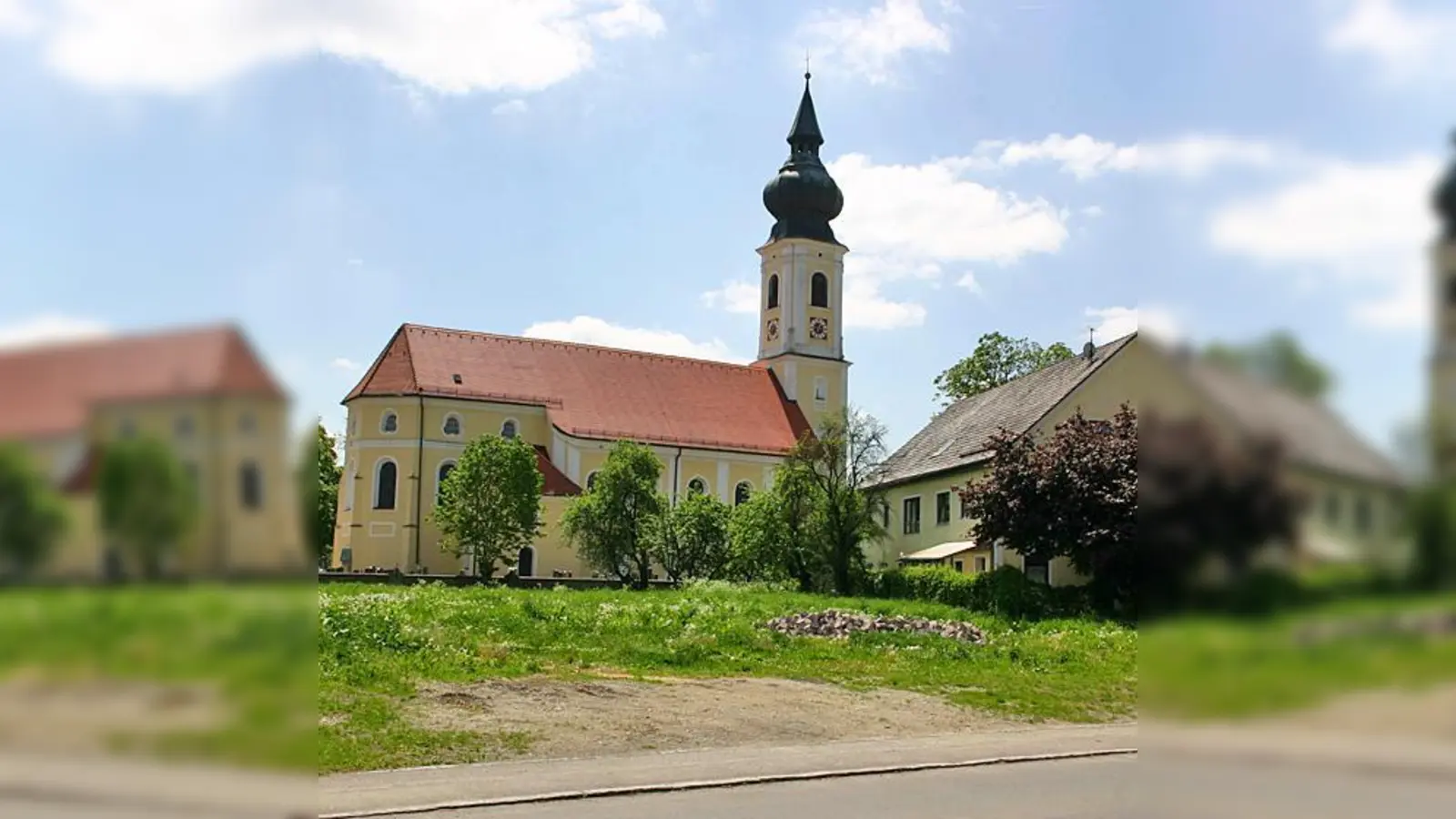 Um dieses Grundstück geht es: Ein Teil ist für die Friedhofserweiterung reserviert, der andere soll veräußert werden. Die Debatte genau darüber ist im Gange.  (Foto: sy)