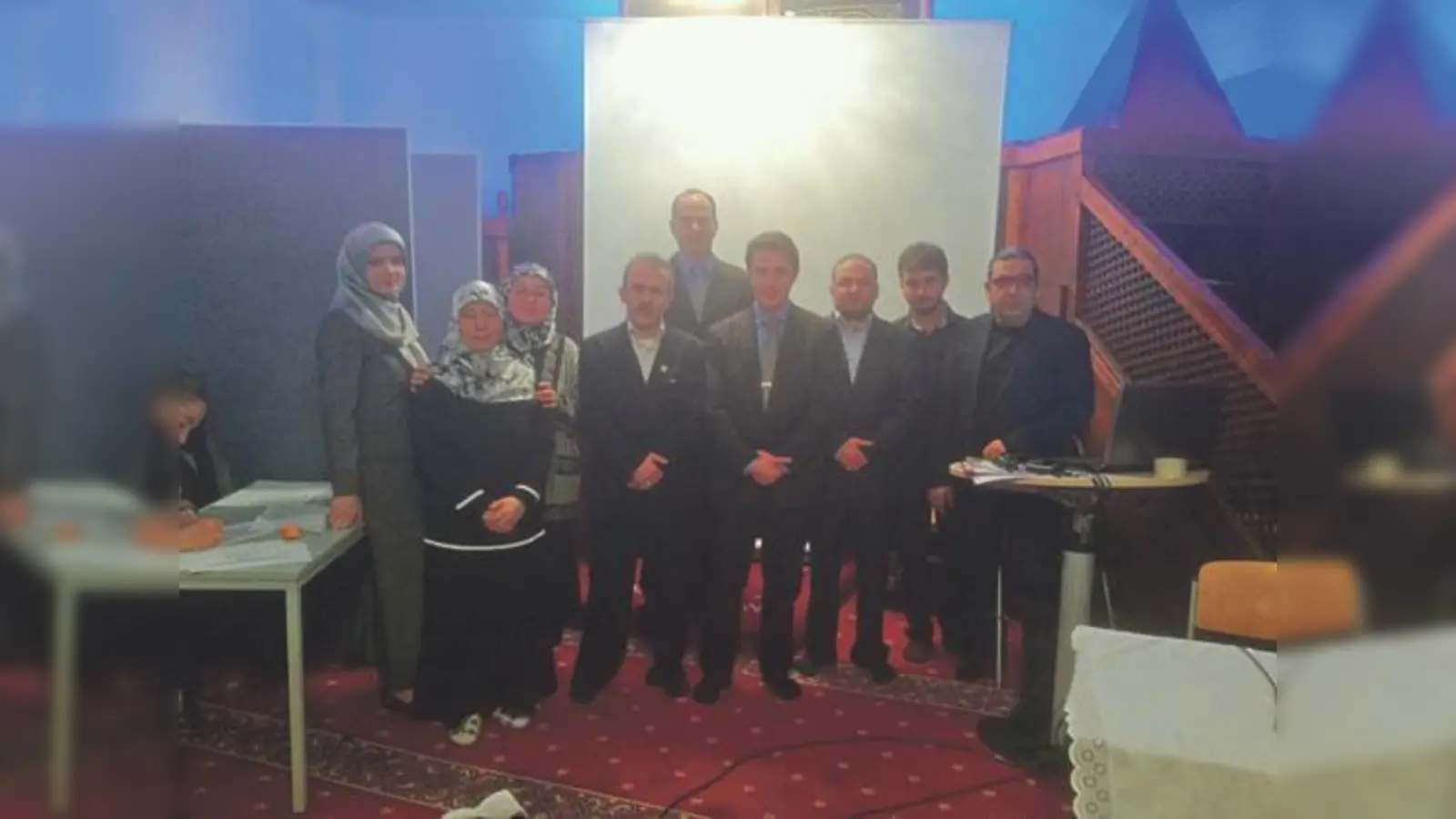 Der neu gewählte Vorstand von DITIB (v. l.). Melike Kapicibasi, Rukiye Güney, Gülistan Sahin, Sami Kamci, Ahmet Findik, Aykan Inan, Ömer Kalkan, Y. G. und Oguzhan Öktem.  (Foto: VA)