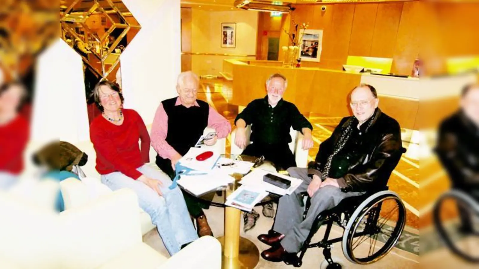 Die Macher des »13er Kulturfaltplans«, allesamt Mitglieder des Bogenhausener Bezirksausschusses (v.l.): Eva Schneider, Holger Machatschek (beide Grüne), Roland Krack (SPD) und Berndt Hirsch (FDP).	 (Foto: hgb)