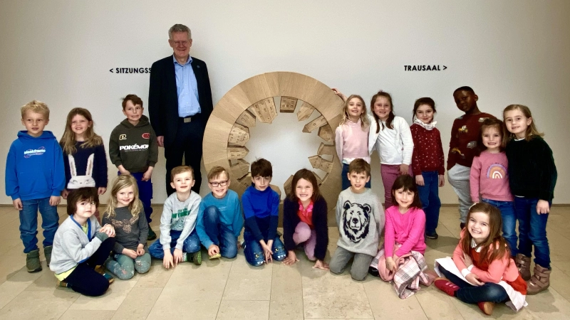 Die Mädchen und Buben des Kindergartens St. Maria besuchten Bürgermeister Rupert Steigenberger im Rathaus. (Foto: Kita)