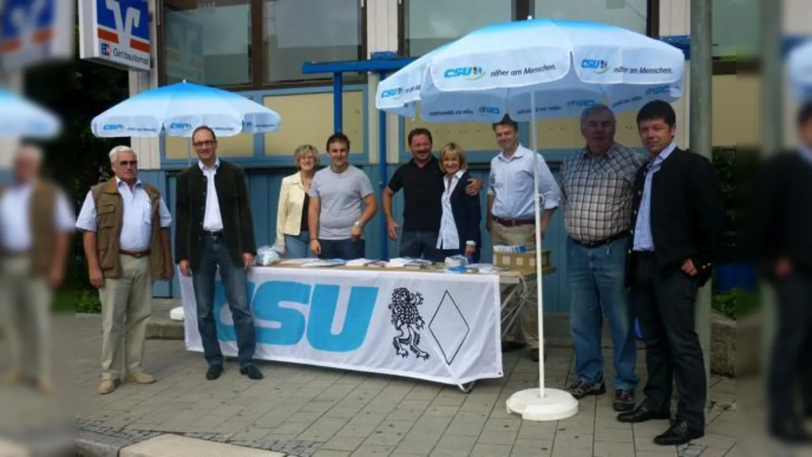 Ein offenes Ohr hatten die Granden der örtlichen CSU beim Infostand in Haimhausen.                 (Foto: VA)