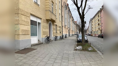 Wo soll´s Bankerln hin? Der Seniorenbeirat setzt sich für eine Sitzbank vor dem leerstehenden Laden ein. (Foto: lsc)