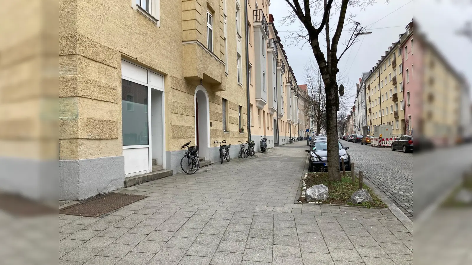 Wo soll´s Bankerln hin? Der Seniorenbeirat setzt sich für eine Sitzbank vor dem leerstehenden Laden ein. (Foto: lsc)