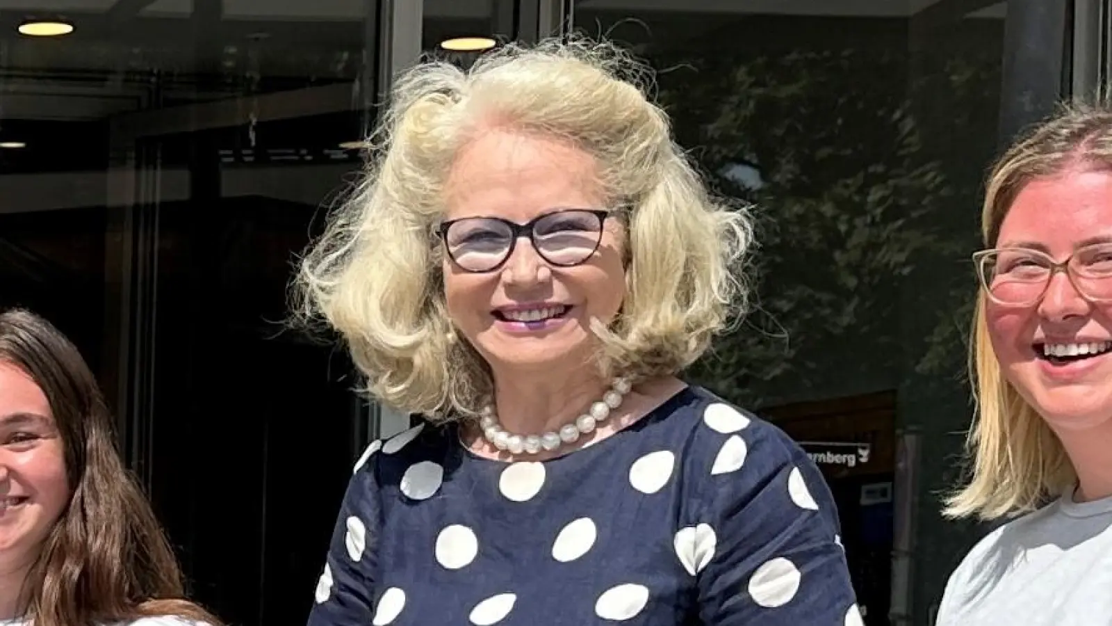 Zweite Bürgermeisterin Angelika Kammerl (Zweite von rechts), Geschäftsleiter Ludwig Beck (links) und Ausbildungsleiterin Franziska Zlunka (rechts) heißen Daniel Schöppner, Panajiota Paliogianni und Lara Alina Trauner bei der Stadt Starnberg willkommen. (Foto: Stadt Starnberg)