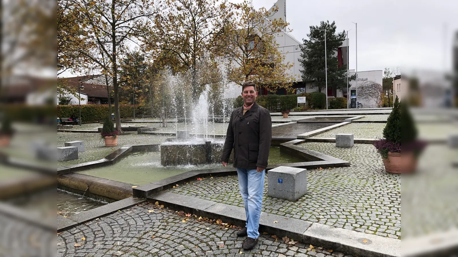 Bürgermeister Ullrich Sander an einem der wenige Lichtblicke im Jahr 2020: Der Brunnen am Rathausplatz läuft wieder. (Foto: hw)