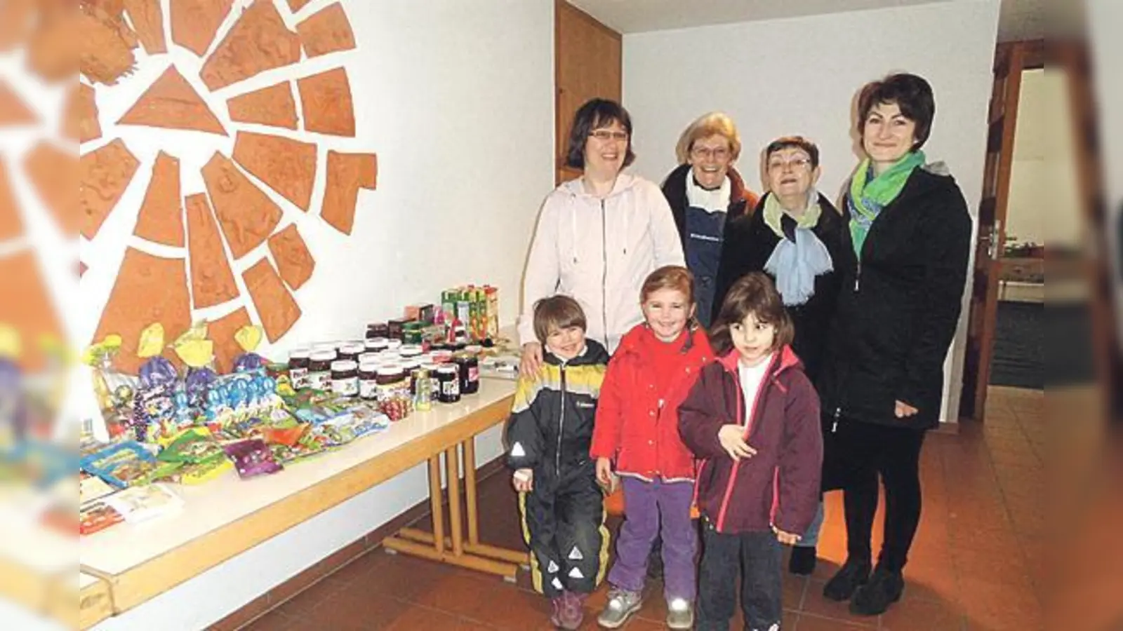 Die Kinder, Vertreterinnen des Elternbeirates und Mitarbeiterinnen des Unterschleißheimer Tisches freuten sich über die Spenden.	 (Foto: Josef Meier)