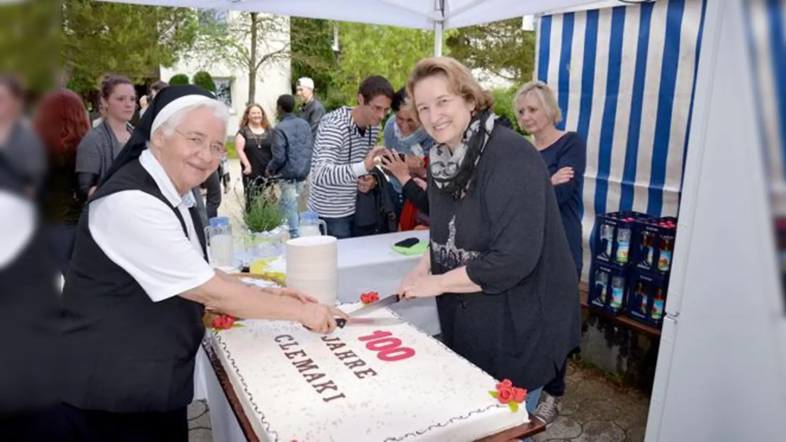Heimleiterin Sabine Kotrel-Vogel (r.) schnitt gemeinsam mit ihrer Vorgängerin Schwester Gabriele Löffler eine Torte zum 100. Geburtstag des Kinderheimes an.	 (Foto: Gabriele Riffert)