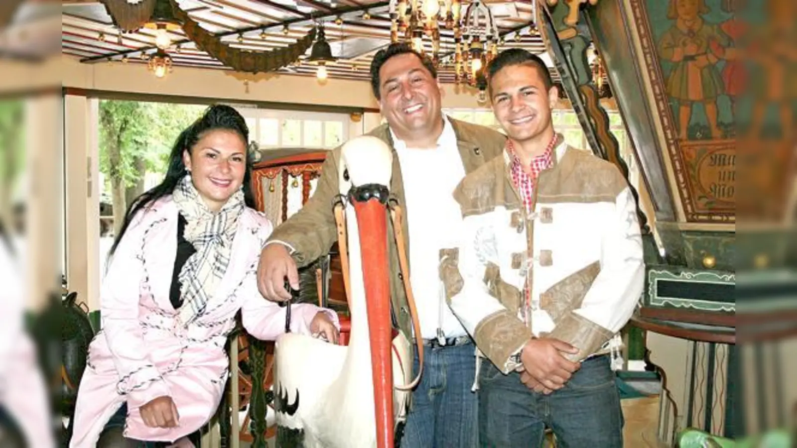Bettina Höllenreiner, Roberto senior und Roberto junior (v. l.) mit dem Lieblingstier vieler Kinder, dem Klapperstorch.	 (Foto: scy)