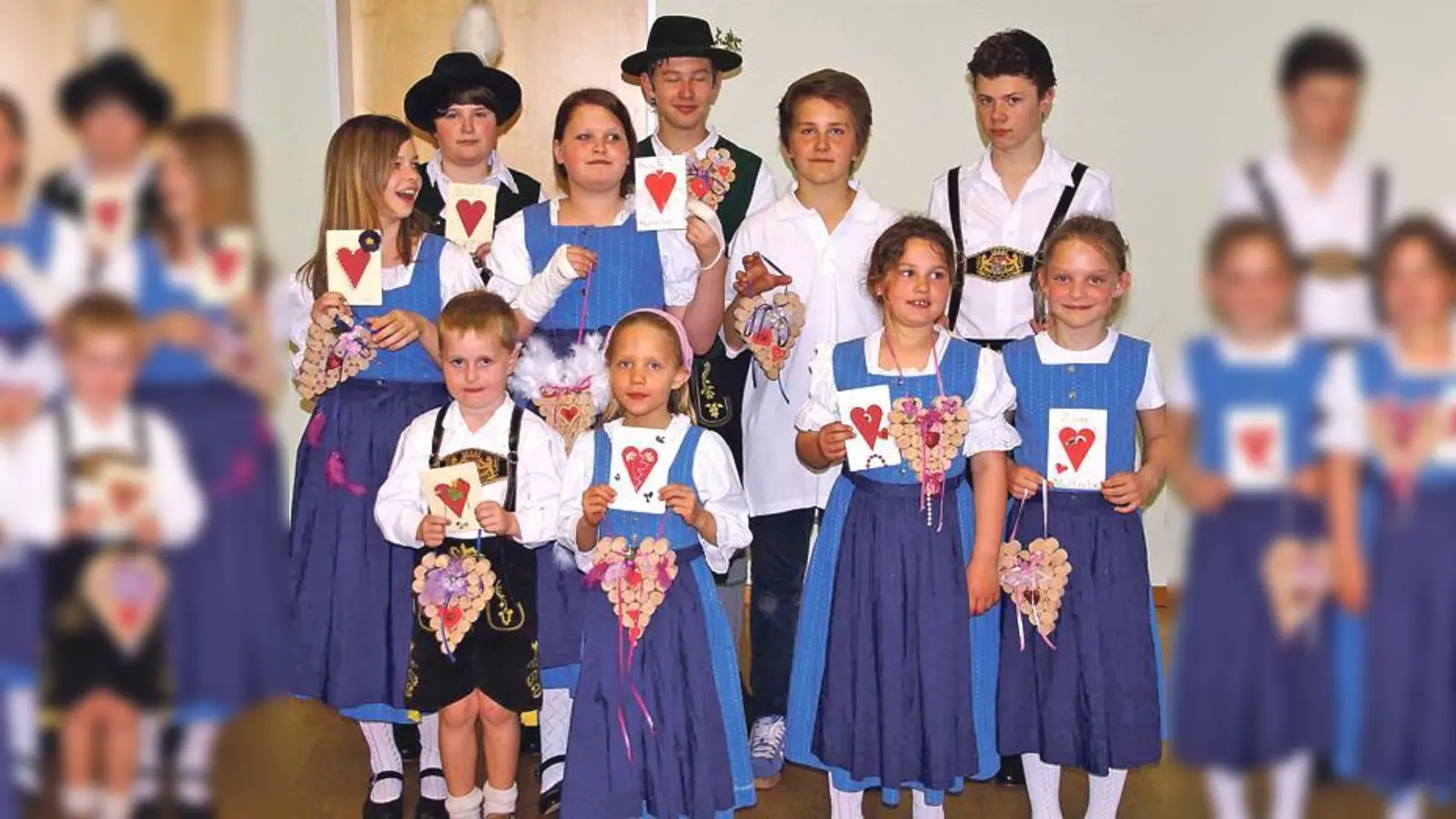 Selbstgemachte Geschenke sollen die Herzen der Mütter erfreuen. Dafür haben sich die Mädchen und Buben auch sehr angestrengt.	 (Foto: VA)