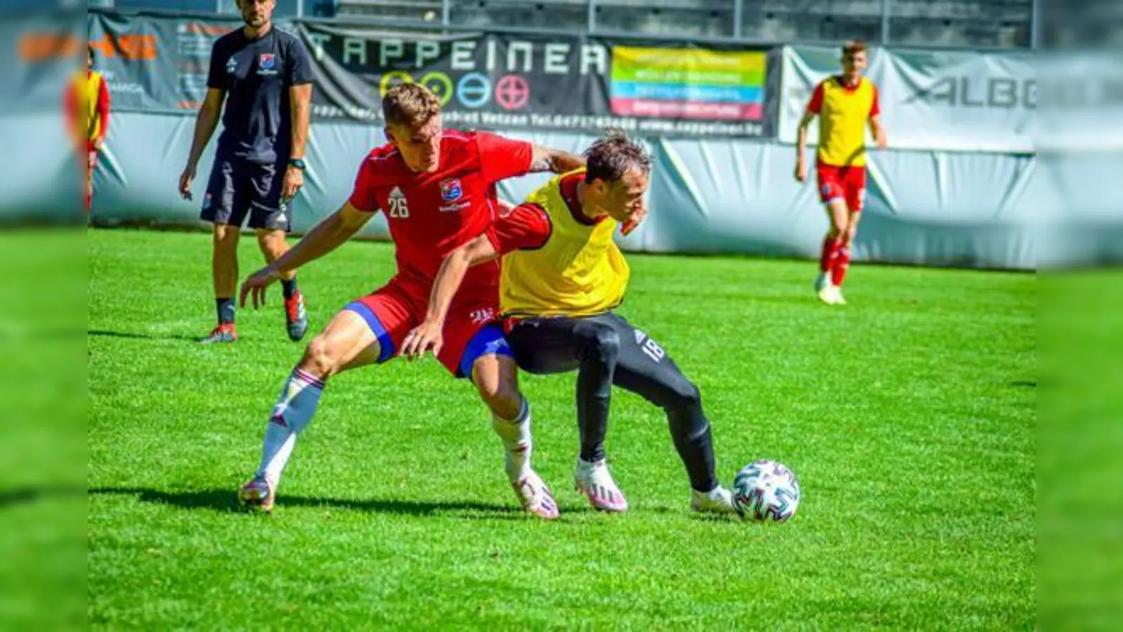 Auch im Training zeigt Niclas Stierlin (links) immer vollen Einsatz. In Ingolstadt entschied der Hachinger Sechser die Partie mit seinem ersten Profitor.	 (Fotos: Verein)