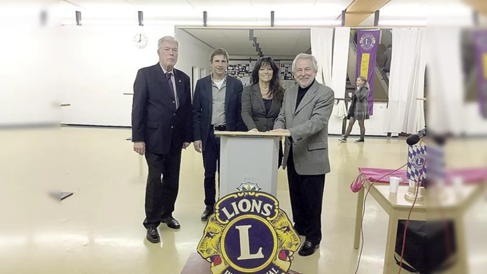 Die Rektorin der Carl-Steinmeier-Mittelschule, Ute Landthaler, freute sich über die tatkräftige Unterstützung des Lions-Clubs München-Ottobrunn bei der Berufsinformation.	 (Foto: VA)
