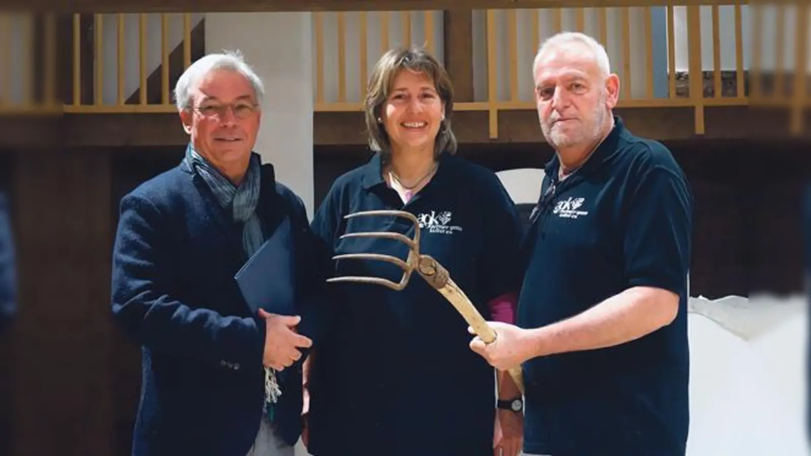 Toni Arnold vom Darsteller-Team, Christel Altenweger und Michael Wöllinger vom Vorstand der Ayinger Gmoa-Kultur freuen sich über den Erfolg ihres neuen Stückes: »Brudermord«.	 (Foto: hw)