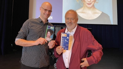 Eine Ära geht zuende: Hans-Jürgen Schaal mit dem ersten Jazz-Programm und Jens Faller mit dem neuen für das Jahr 2024. (Foto: pst)