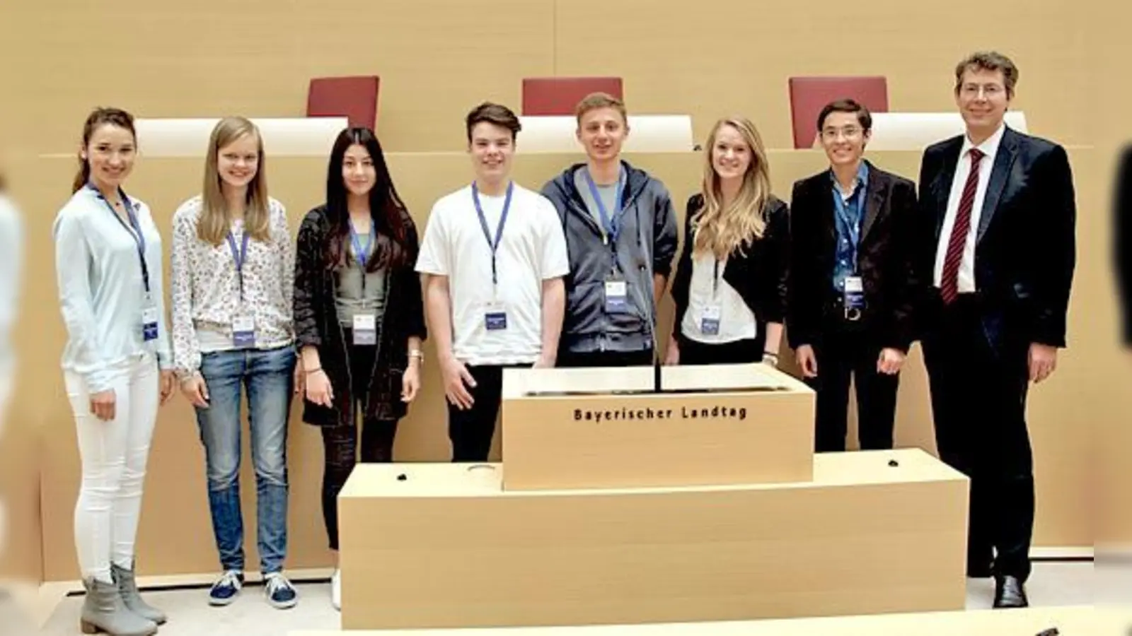 Die Teilnehmerinnen und Teilnehmer von Markus Blumes Girls und Boys Day am Rednerpult im Plenarsaal des Bayerischen Landtags.  	 (Foto: Abgeordnetenbüro Markus Blume, MdL)