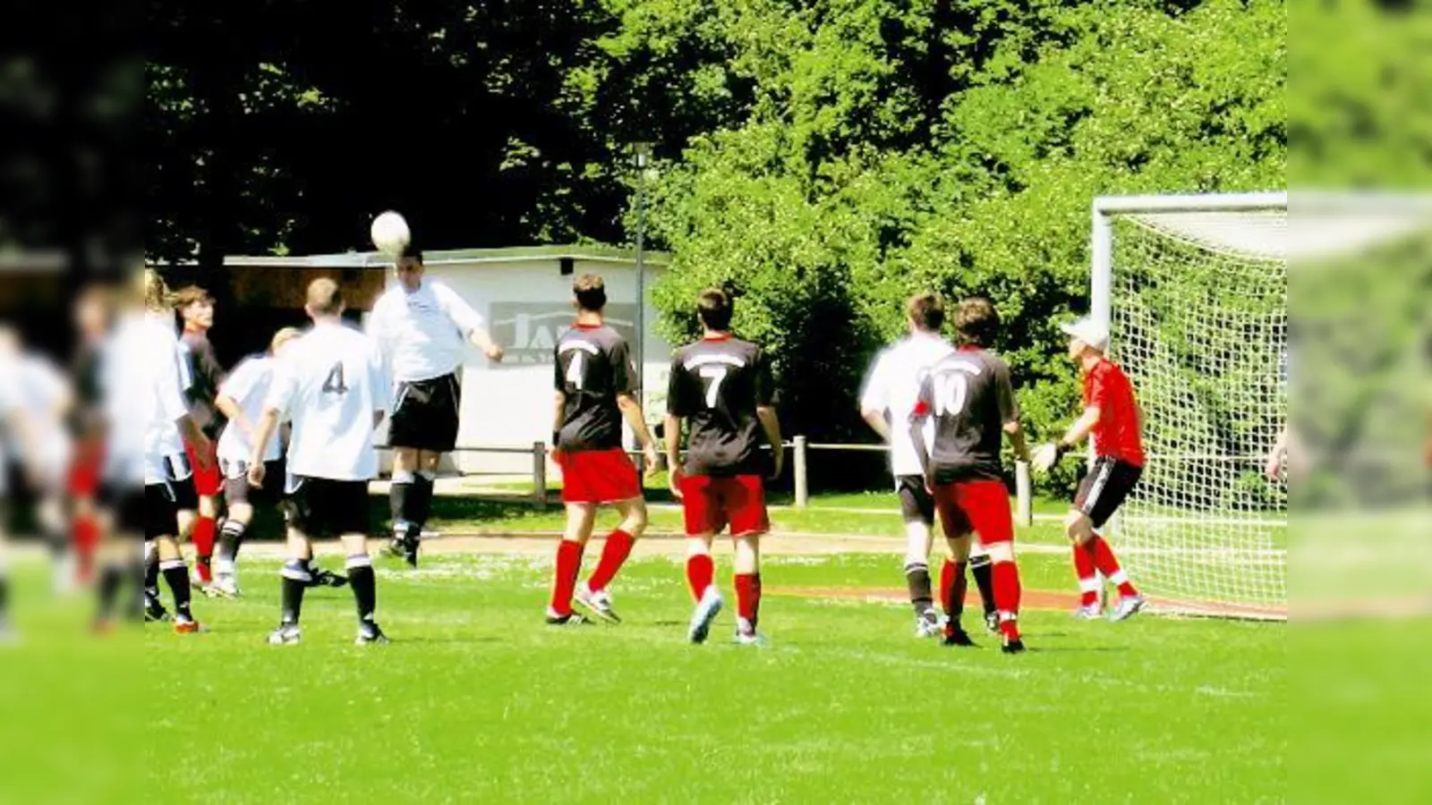 Der FC Ludwigsvorstadt (in Weiß) kämpft am Sonntag daheim gegen die Sportfreunde Pasing um den Klassenerhalt. 	 (Foto: FC)