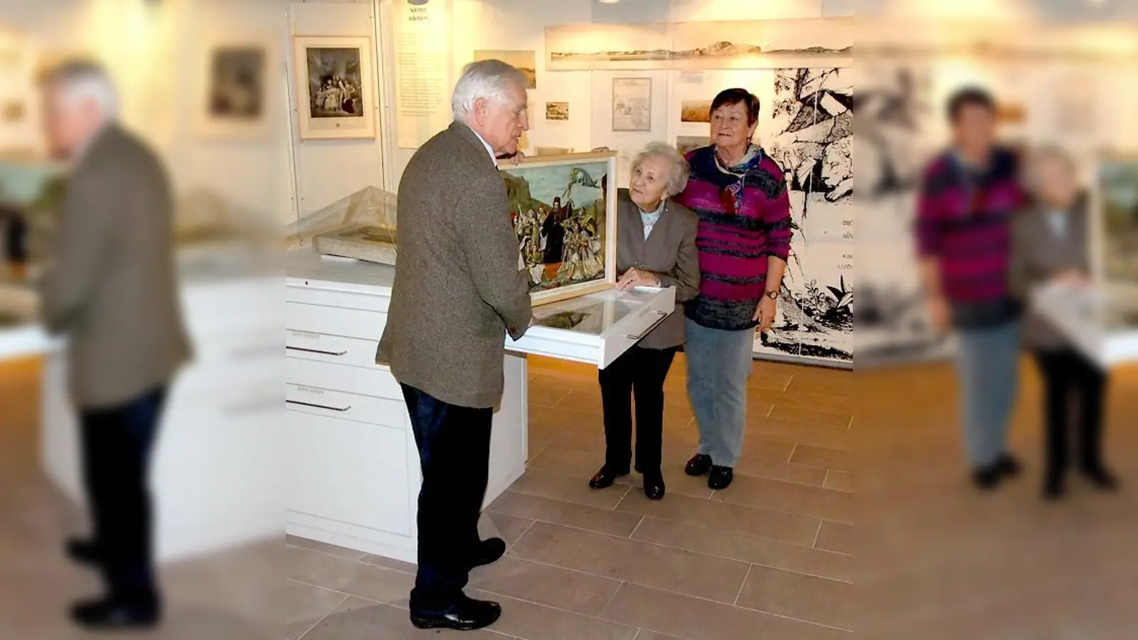 Ein Bilddokument und seine Hüter: Um den Freiheitshelden Germanos geschart (v.l.): Prof. Jan Murken, Isolde Hoffmann und Gudrun Heinrich.	 (Foto: Heinrich Kann)