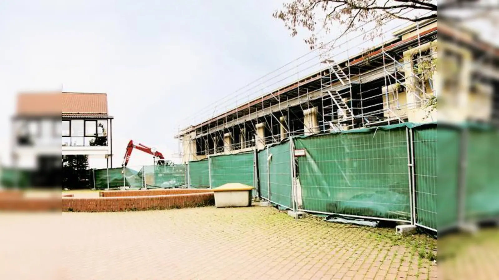 Ein 53 Meter langer schmaler Riegel zwischen Hausmeisterwohnung und Turnhalle wird die Optik des Eingangsbereichs deutlich verändern.	 (Foto: cs)