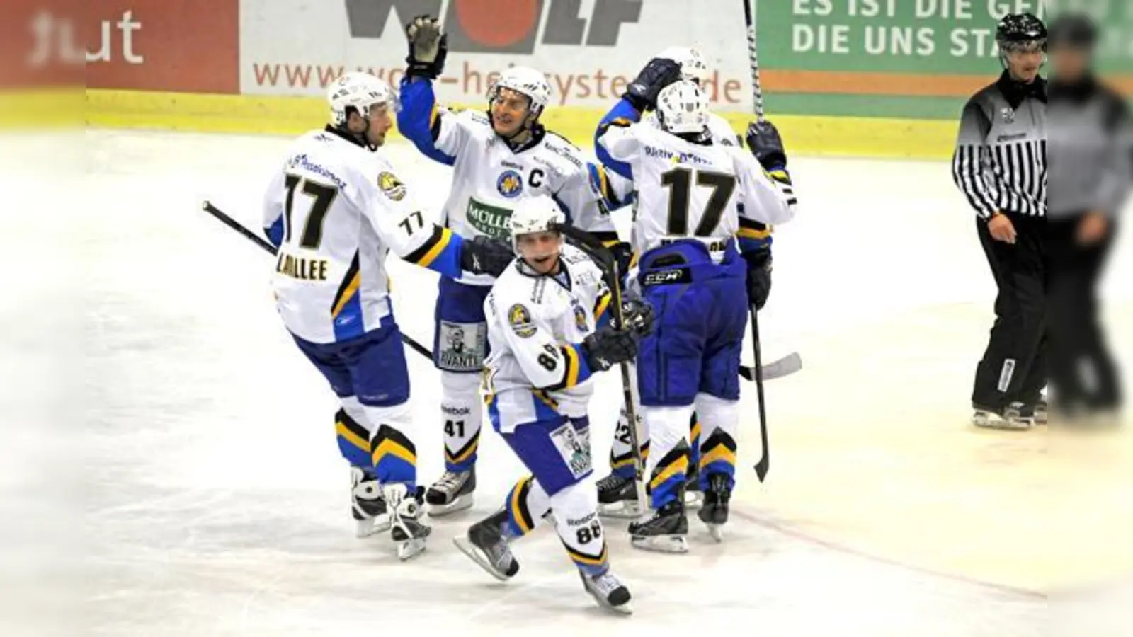 Der EHC hat den bestmöglichen Saisonstart geschafft. Da haben die Spieler allen Grund zu jubeln.	 (Foto: Heike Feiner)