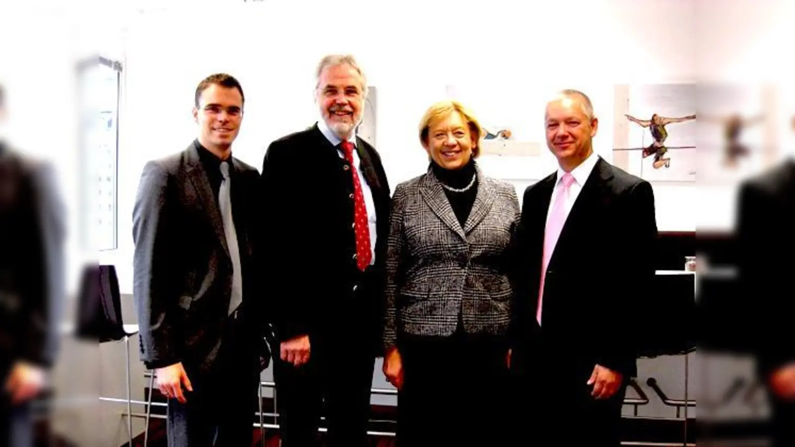 v. l.: Prof. Dr. Florian Kainz, Bürgermeister Michael Sedlmair, Landrätin Johanna Rumschöttel und Hochschulpräsident Prof. Dr. Dr. Christian Werner.	 (Foto: VA)