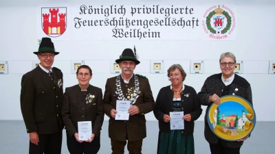 Sie sind die Besten (von links): 1. Schützenmeister Peter Schwelle gratulierte der 2. Zimmerstutzenkönigin Ursula Plötz und dem Zimmerstutzenkönig Hermann Plötz. Drittplatzierte ist Isabelle Meissner, die Schützenscheibe ging an Edith Messerschmid. (Foto: FSG Weilheim)