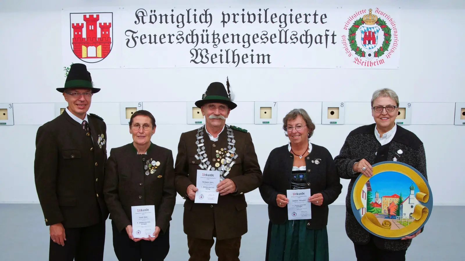 Sie sind die Besten (von links): 1. Schützenmeister Peter Schwelle gratulierte der 2. Zimmerstutzenkönigin Ursula Plötz und dem Zimmerstutzenkönig Hermann Plötz. Drittplatzierte ist Isabelle Meissner, die Schützenscheibe ging an Edith Messerschmid. (Foto: FSG Weilheim)