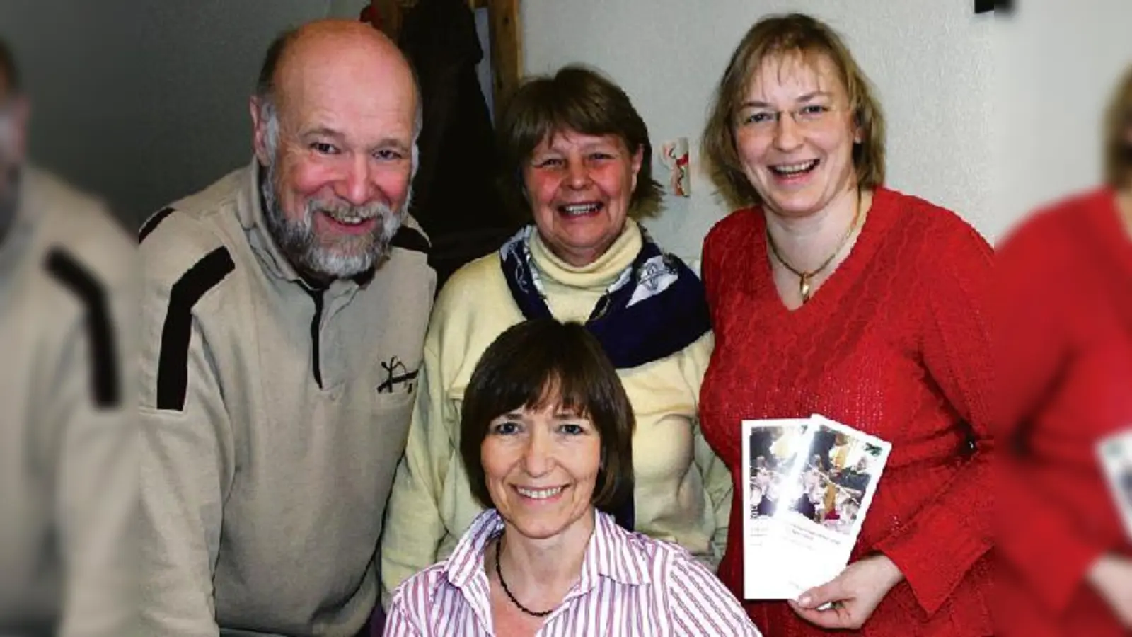 Der Vorsitzende der Nachbarschaftshilfe, Manfred Engl, Heidi Freudenblum (vorne) und Jacqueline Weber (r.) unterstützen mit dem Helferkreis Demenzerkrankte und deren Angehörige wie auch Elfriede Witzleben (Mitte). (Foto: ko)