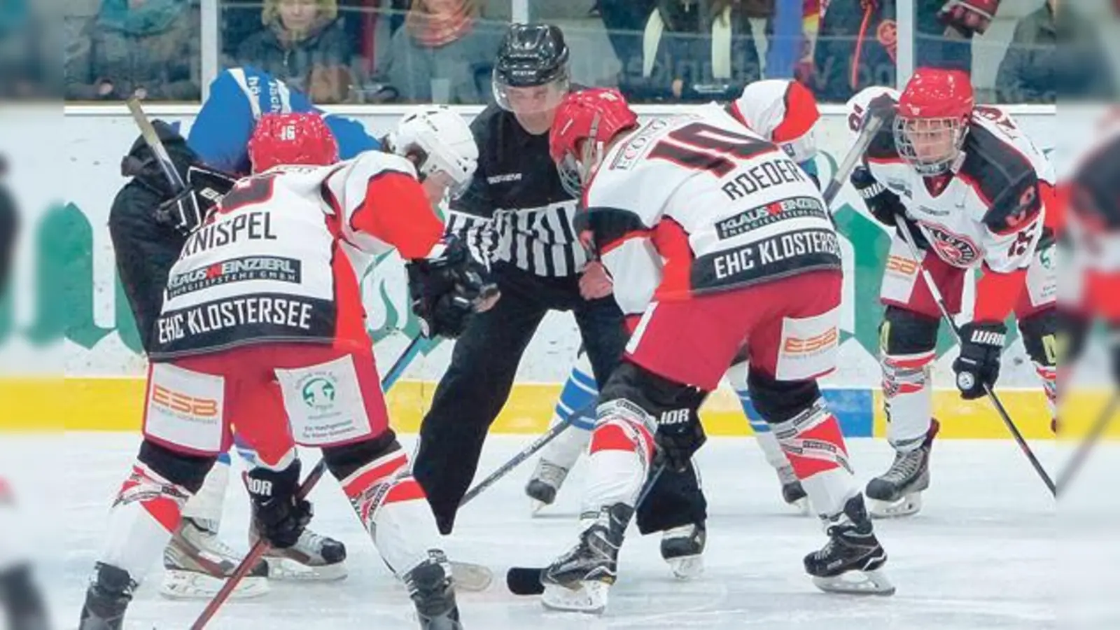 Spielszene zwischen dem EHC und dem EV Berchtesgaden, der im vergangenen Sommer die Gleichstellung von EU-Ausländern mit deutschen Spielern erstritten hat.	 (Foto: smg)