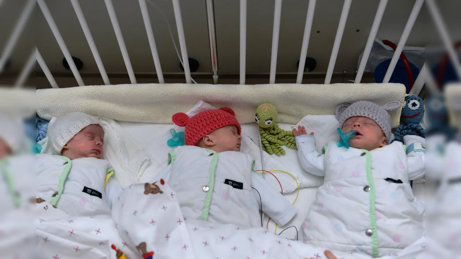 In Harlaching kamen kurz vor Weihnachten drei Drillings-Trios innerhalb von nur drei Wochen auf die Welt. Eins der Drillings-Trios sind Johann, Franz und Elisabeth, die Ende November 2019 geboren wurden. (Foto: München Klinik)