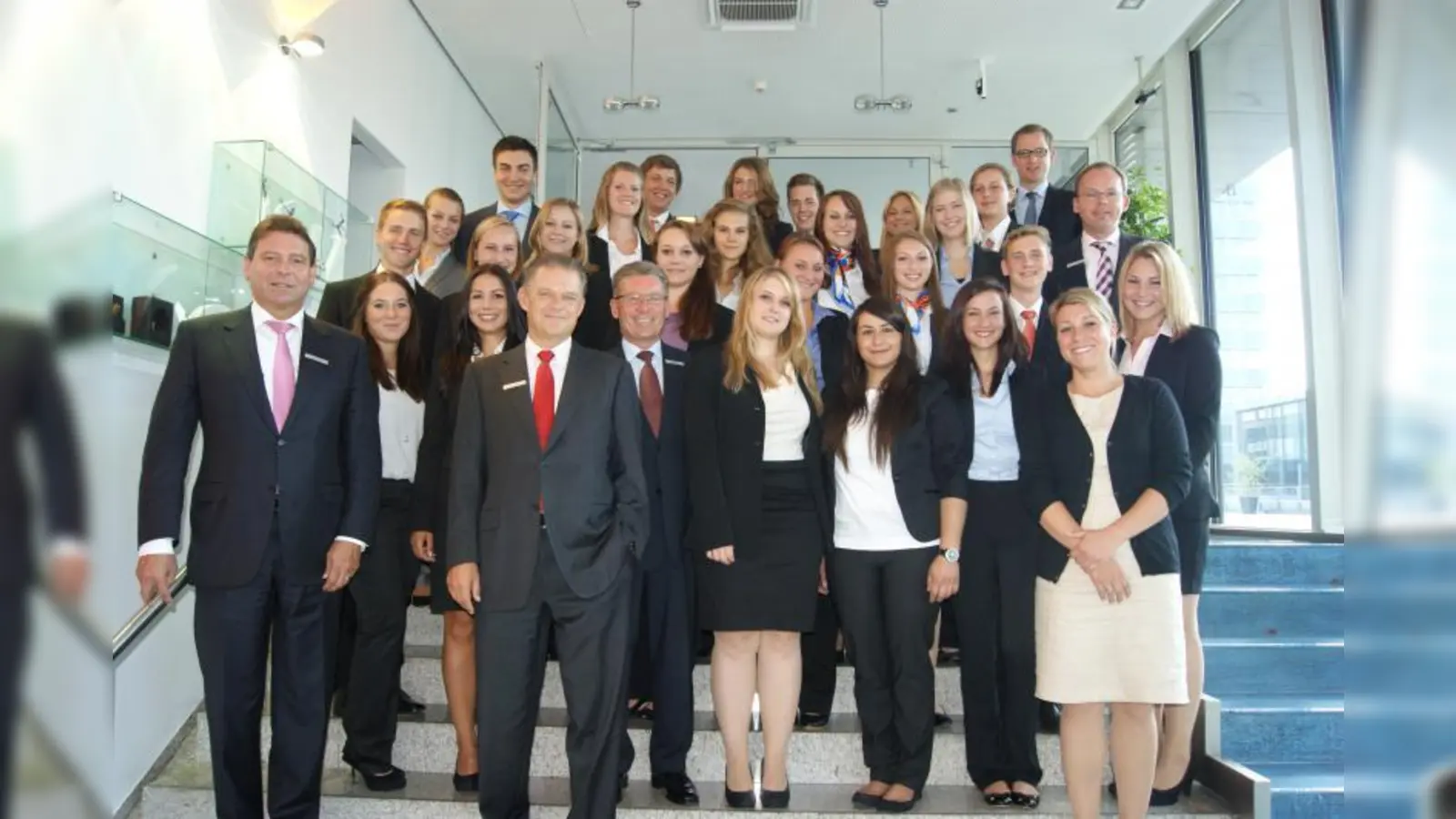 Die 24 neuen Auszubildenden der Münchner Bank mit Ihren Vorständen (v.l. Bernhard Link, stellv. Vorstandsvorsitzender, Udo Gebhardt, Vorstandsmitglied, Peter Heinrich, Vorstandsvorsitzender) und Ausbildern Ulrike Beischmid, Sebastian Haug und Michael Harenbrock (Bereichsleiter Personal). (Foto: pi)