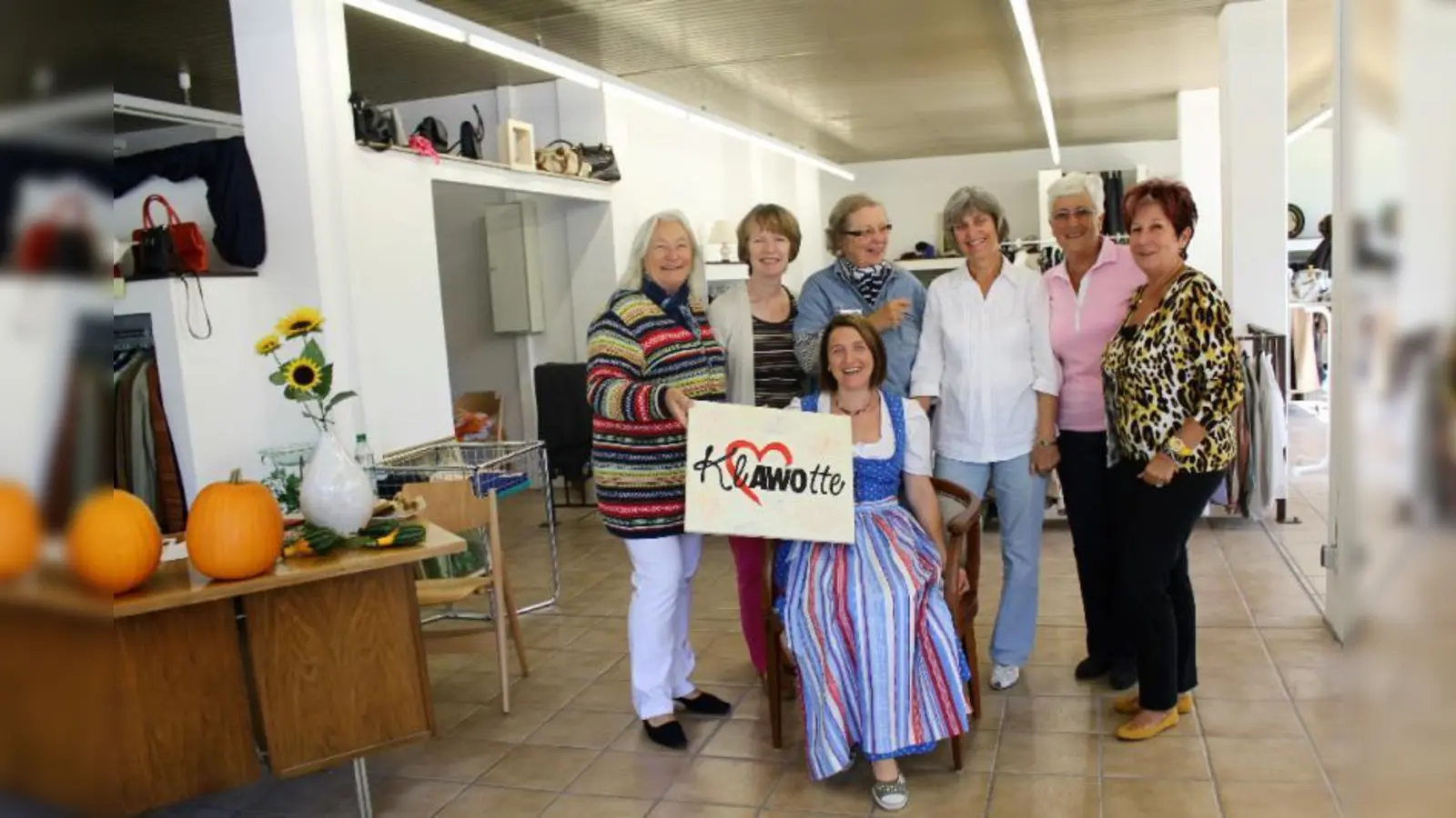 „Wir starten mit 30 ehrenamtlichen Helfern und vielen, vielen Sachspenden.” Helene Nestler (l.) und Christine EInhellig (sitzend) mit einigen der ehrenamtlichen Verkäufer: (v.l.) Christine Mann, Jutta Busch, Christine Sillat, Irmi Ausserhofer und Sigrid Förler. (Foto: US)