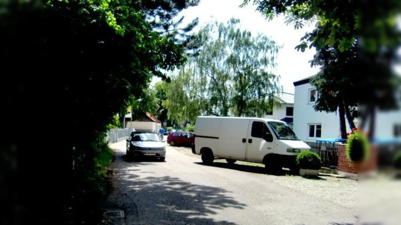 Eng, Querparker, kein Bürgersteig, stellenweise ist nicht einmal der Randstreifen befestigt. Wahrlich kein sicherer Abschnitt für Kinder, Senioren, Fußgänger oder Radler.	 (Foto: ikb)