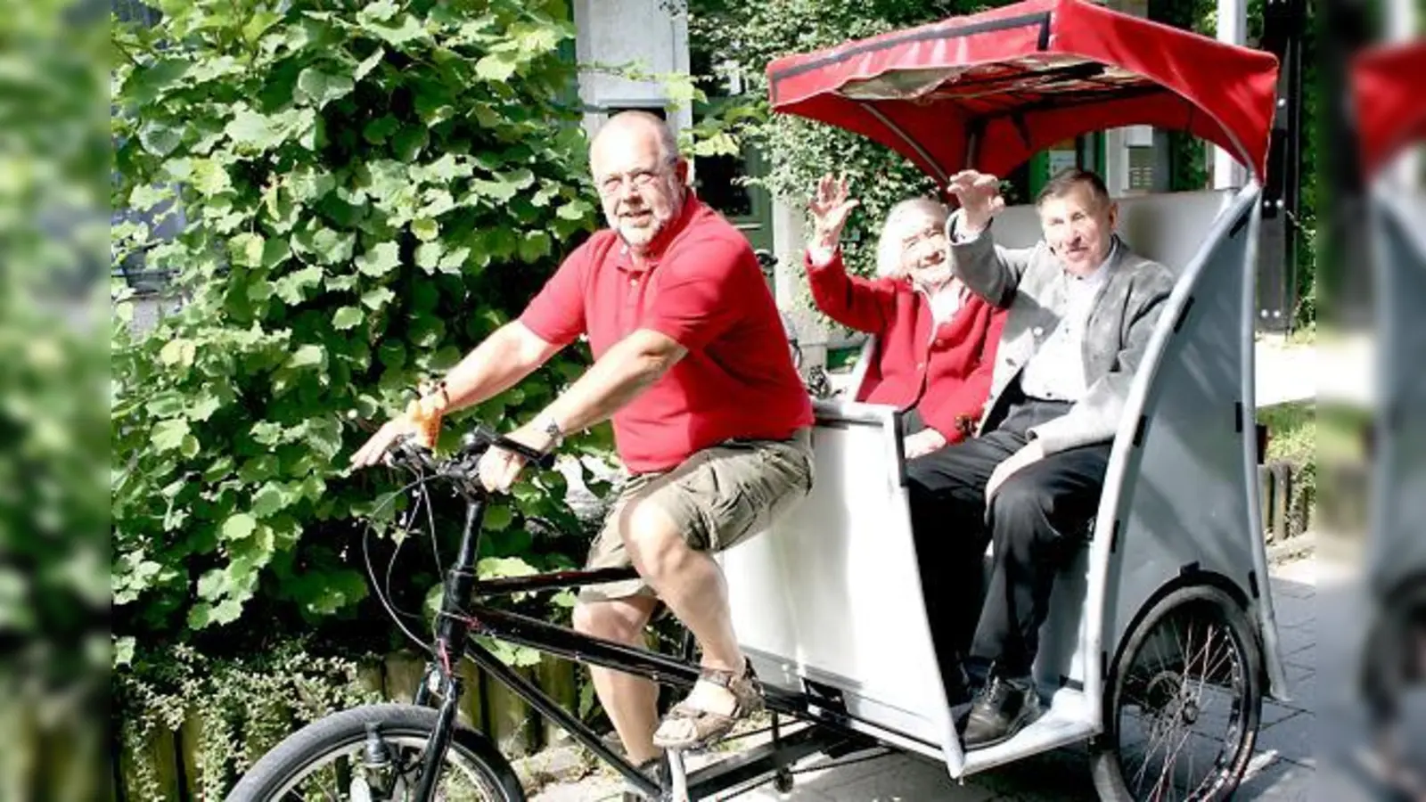 Der Moosacher AWO-Vorsitzende Gerhard Wimmer (links) chauffierte das rüstige Rentner-Ehepaar Karolina und Rupert Langbaur aus Moosach durch den Stadtteil.	 (Foto: ws)