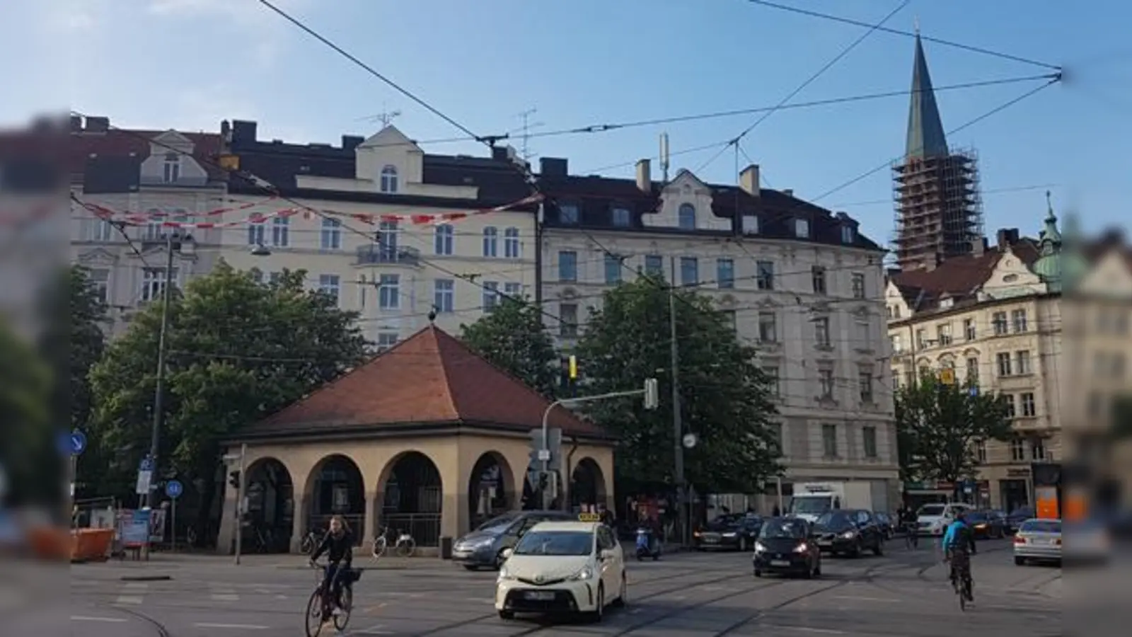 Am Max-Weber-Platz in Haidhausen treffen sich einige Linien des ÖPNV. Über die Zukunft von U-Bahn, Bus und Tram möchte die Stadt mit den Bürgern ins Gespräch kommen.  (Foto: bs)