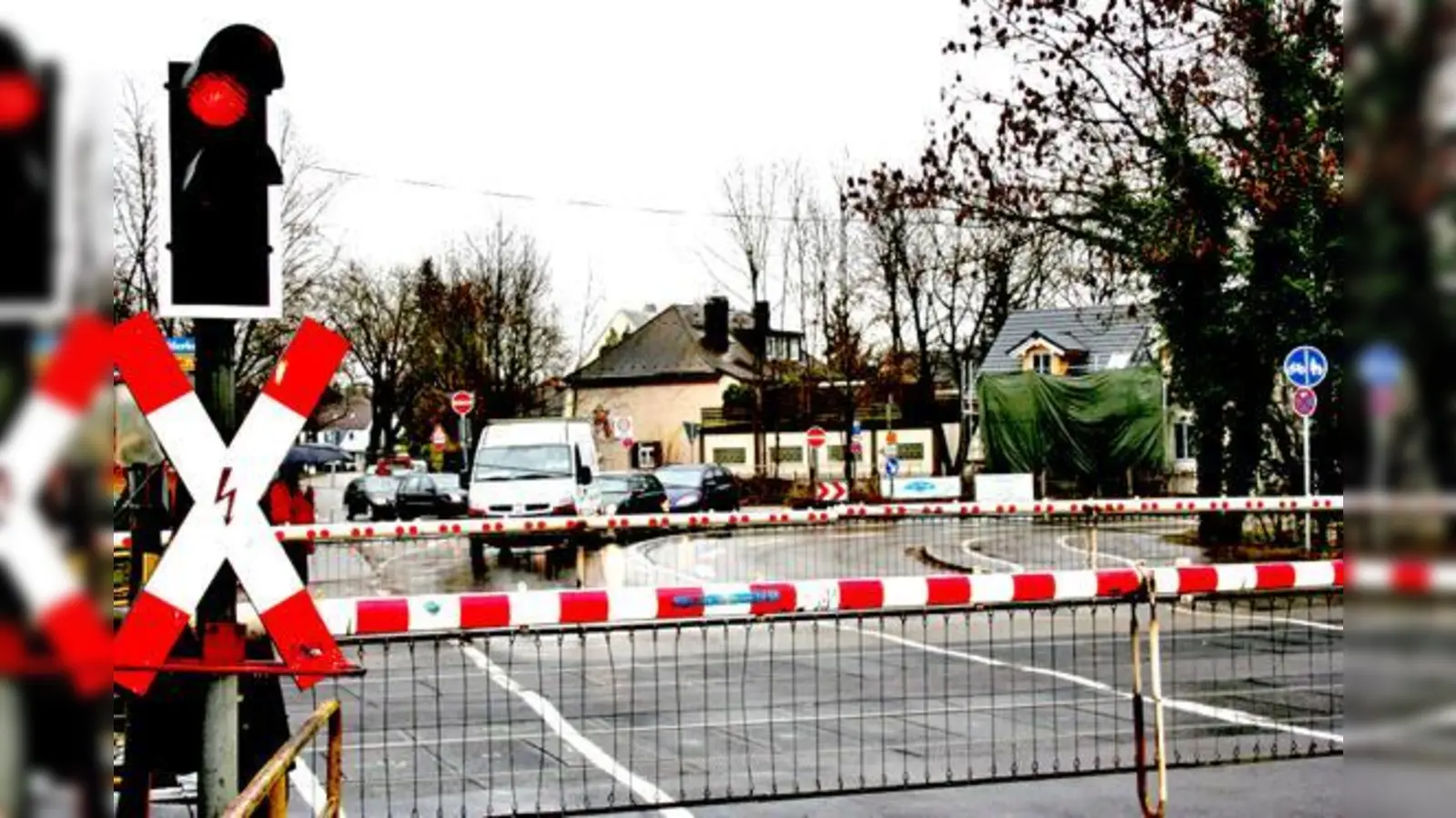 Alle paar Minuten sind derzeit in der Feldmochinger Straße die Schranken unten.  	 (Foto: ws)