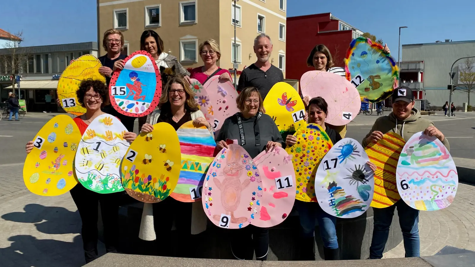 Heru findet die Eiersuche endlich wieder „in echt” statt. Darauf freuen sich alle: Hinten von links: Günter Luboss (Juwelier Luboss) , Martina Luboss (M+N Moden), Maite Gleißner (Think Pink Beautyoase), Werner Wolf (SW Kartenservice und Kulturcafe), Verena Thumann (Schuh + Leder Thumann);<br>Vorne von links nach rechts: Helen Hoff und Katrin Schmidt (Buchhandlung LeseZeichen), Michaela Steinmeyer (Reisebüro Let’s Travel), Ursel Rickert (Frisör Rickert) und Schlüsseldienst Pichelmeier. <br> (Foto: Wirtschaftsverband)