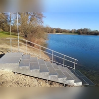 Eine Treppe führt ab der neuen Badesaison am Nordufer in den Echinger See.  (Foto: Gemeinde Eching)