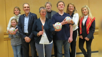 Die Vertreter des BBSB freuen sich über die neuen Bälle (von links): Martina und Anja Hell, Pascal Ballester, Franziska Weigand, Paul Kaspar, Simon Bienlein, Carla Eibl-Schwäger und Donatella Felluga. (Foto: BBSB)