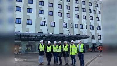 Ende 2025 soll die Harlachinger Klinik fertig gestellt sein. Jetzt fand eine Besichtigung der Baustelle durch Politiker und München Klinik Vertreter statt. (Foto: München Klinik.)