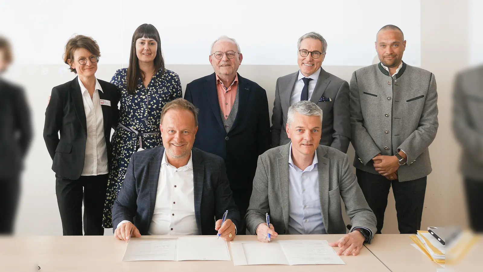  Bei der Vertragsunterzeichnung für die Verlängerung der Hospizinsel: (v.l.) Brit Demuth, Cornelia Alheid, Landrat Robert Niedergesäß, Hubert Radan, Clemens Kraus, Christian Salberg und Jochen Specht. (Foto: Landratsamt Ebersberg)